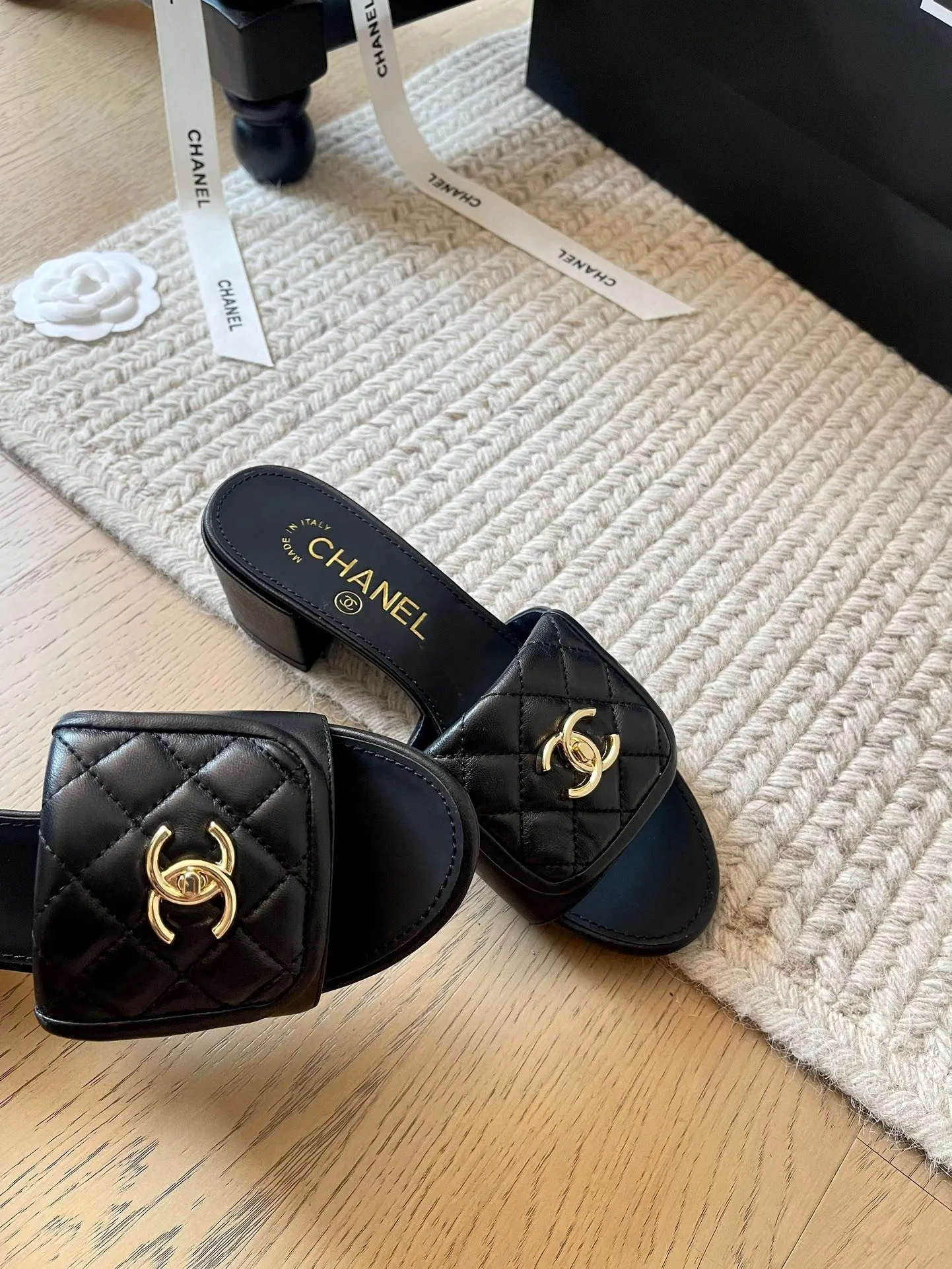 👟👟Ex-factory price 420👟👟 Chanel new early spring schoolbag buckle flat bottom/thick heel slippers series!  Classic rhombus pattern that you never get tired of😌 Upper: Sheepskin lining Outsole: Genuine leather outsole Heel height: 5cm Size: 35-39 40 41 42 Customized, non-refundable and non-exchangeable